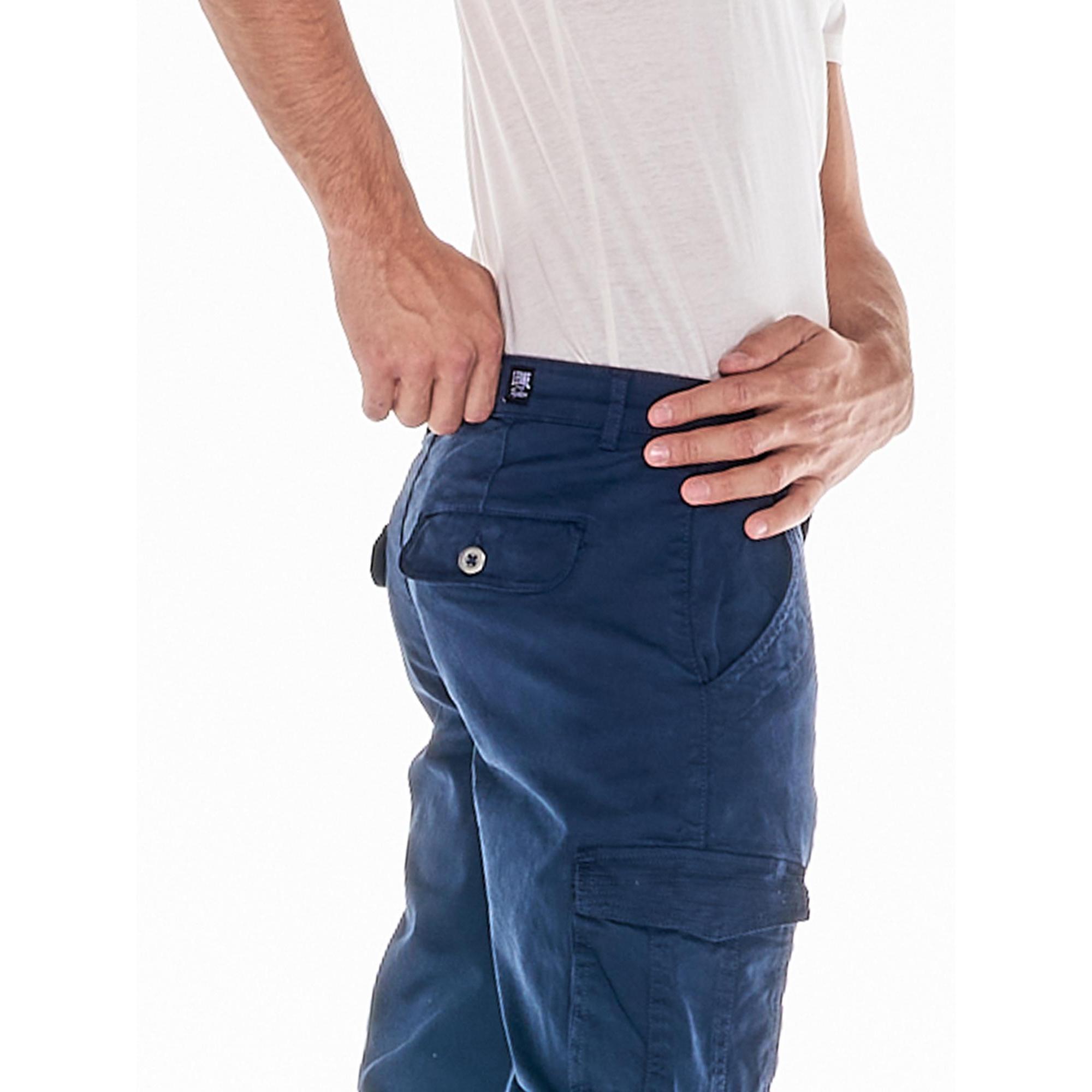 Pantalon cargo homme poches laterales avec écusson brodé en coton